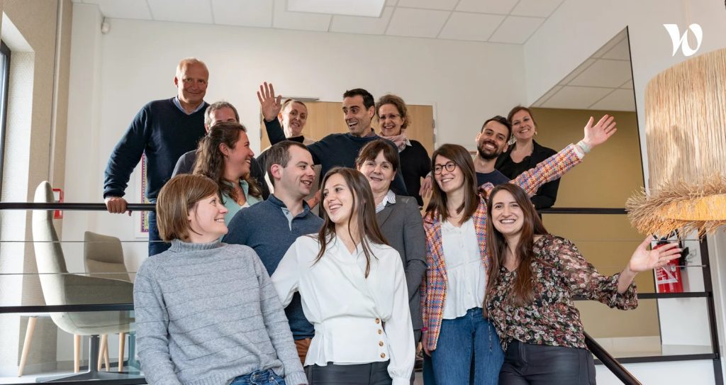 Photo de groupe souriante d'une partie de l'équipe Eurovanille dans les locaux de l'entreprise.