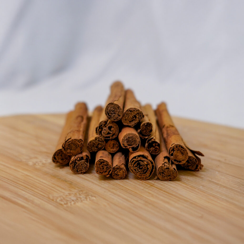 Cannelle en bâton sur planche en bois